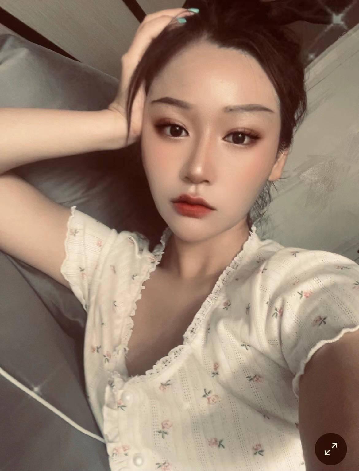 身材极好会倒立的小姐姐。有照片